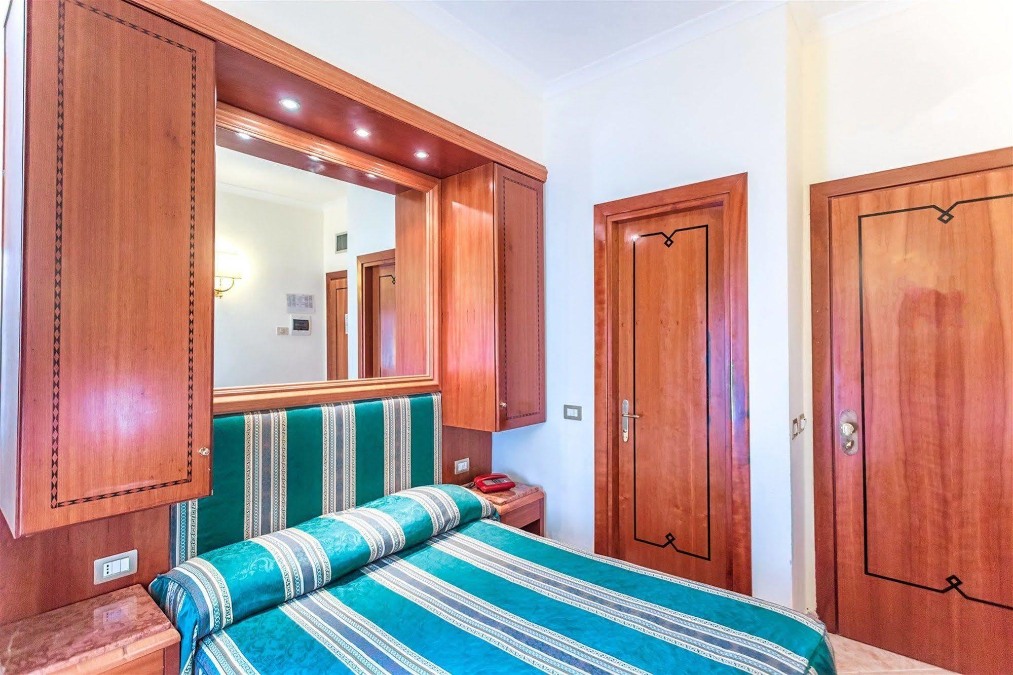 Raeli Hotel Lux Rome Exterior photo